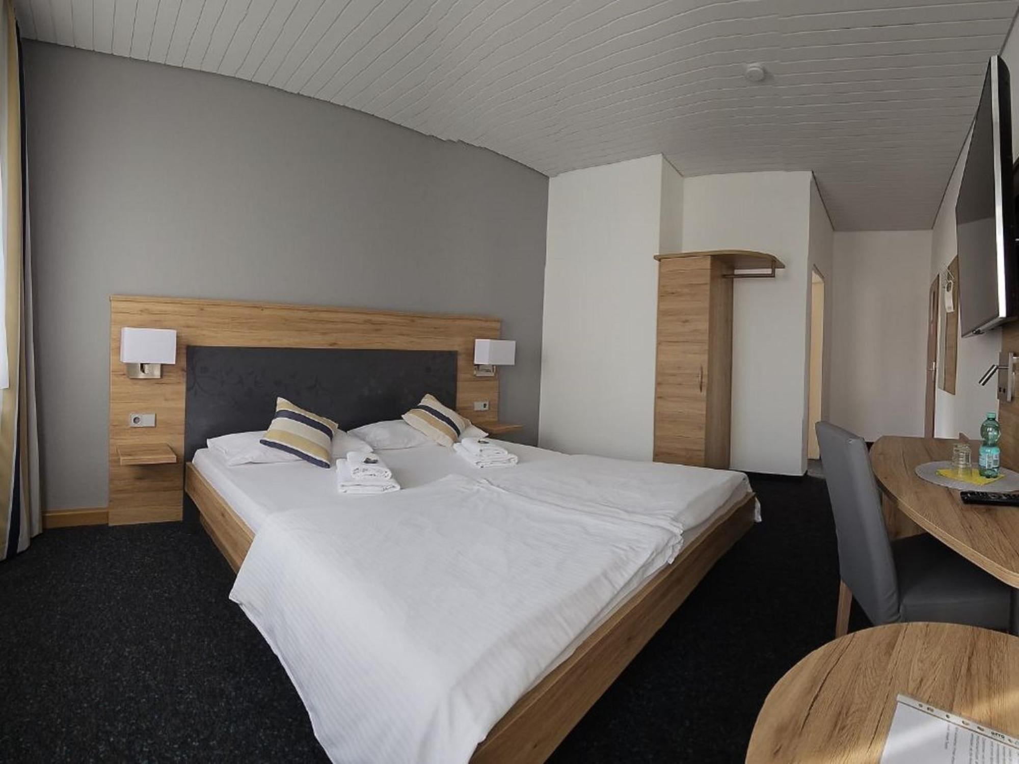 Hotel Hirsch 군즈부르크 외부 사진